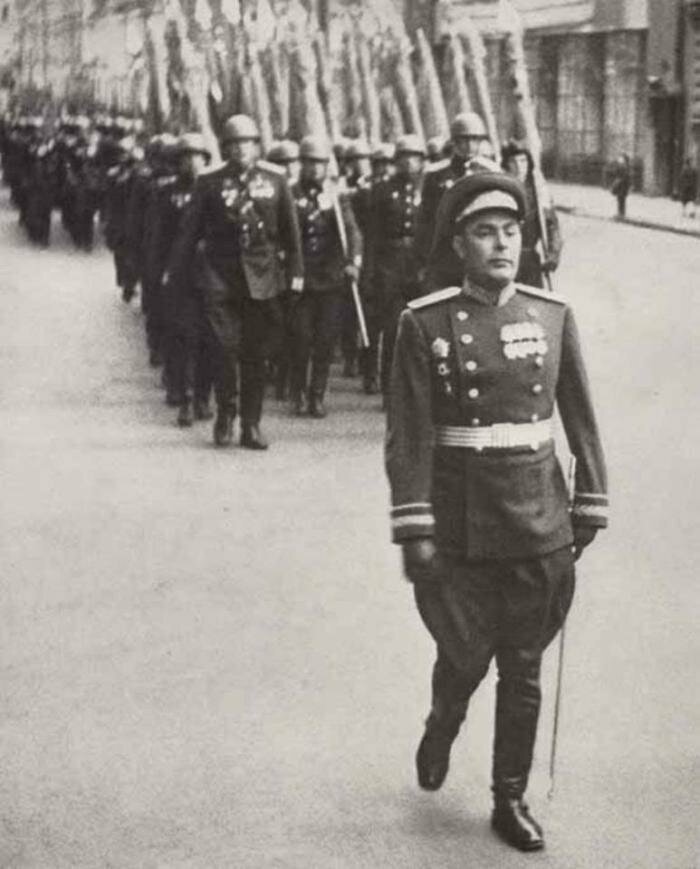 8. Брежнев на первом Параде Победы в 1945 году