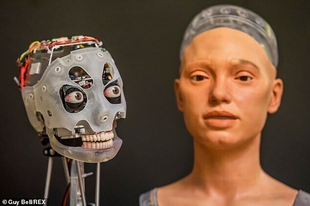 Первый в мире робот-художник AI-DA