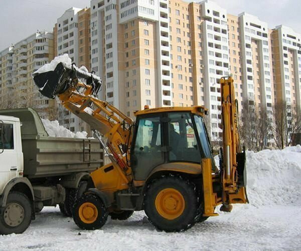 Водители Петербурга, будьте бдительны: мешающие уборке города автомобили будут эвакуировать