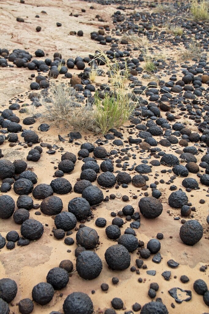 Мрамор Моки - железооксидные шарики,  штат Юта