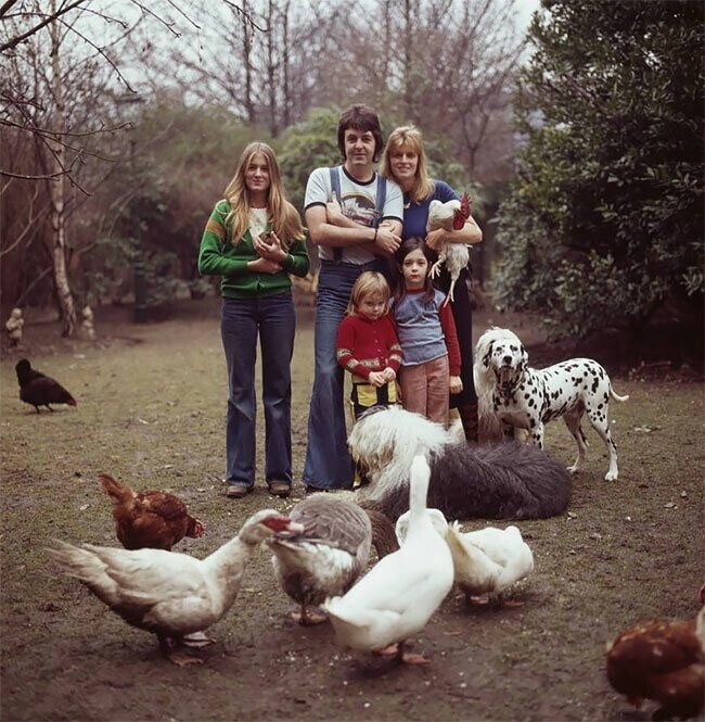 Пол Маккартни с женой Линдой (1941 – 1998) и дочерьми Хизер, Стеллой и Мэри в городе Рай, Восточный Суссекс, 4 апреля 1976 года 