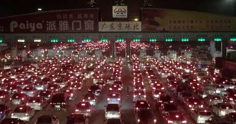 Гигантский дорожный затор в Китае поражает воображение