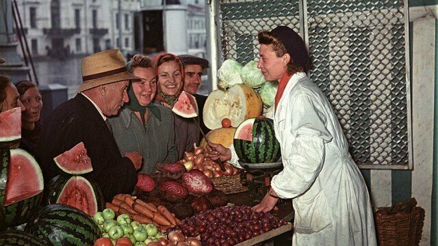 Продажа овощей и фруктов на Трубной площади в Москве. Яков Рюмкин, 1956