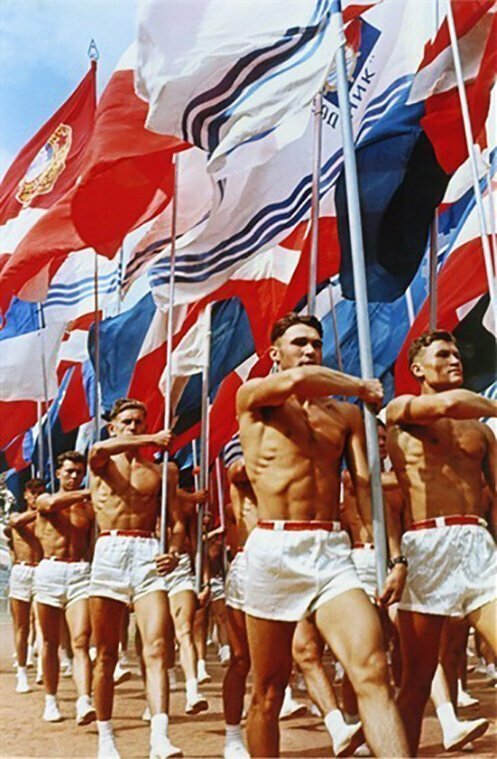 31 июля 1956 г. состоялось торжественное открытие стадиона "Лужники". Парад спортсменов во время церемонии открытия на снимке Льва Бородулина