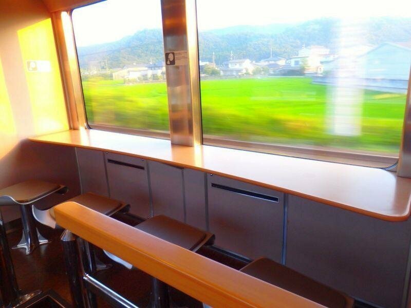 Также в вагоне предусмотрены места отдыха с большими окнами, где можно наслаждаться прекрасным видом
