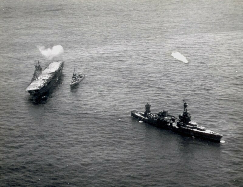 Тяжелый крейсер "Нортхэмптон" и эсминец "Расселл" у поврежденного японской авиацией авианосца "Хорнет".