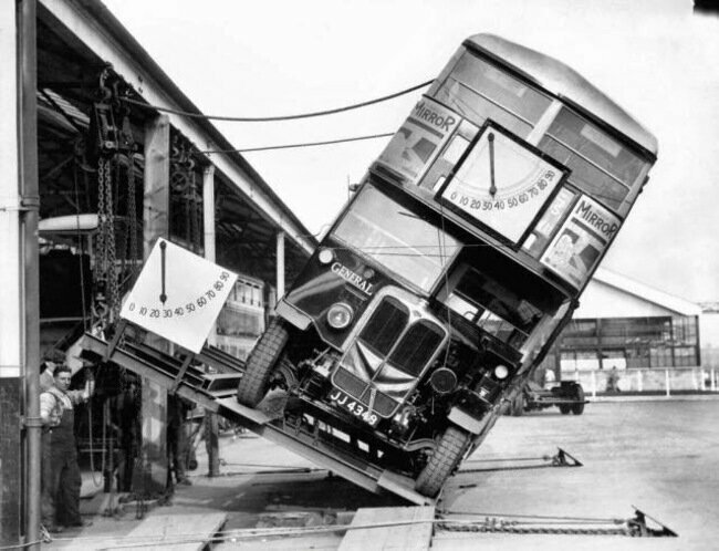 Так производители знаменитых двухэтажных автобусов Лондона доказывали, что им не грозит опрокидывание (1933)
