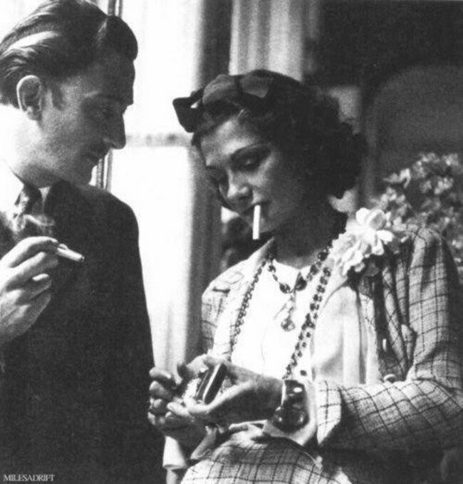 Сальвадор Дали и Коко Шанель закуривают (1938)