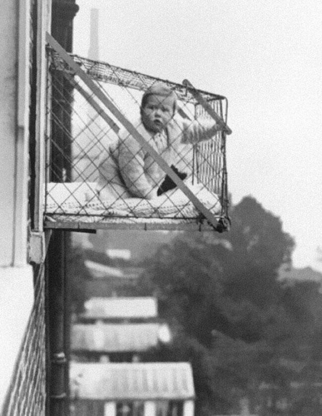Такие детские клетки использовали семьи, которые хотели, чтобы их дети получали достаточно солнечного света (1930-е)