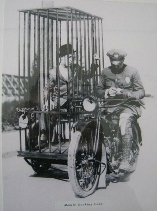 Полицейский на Харлее и мобильный карцер с заключённым (1921)
