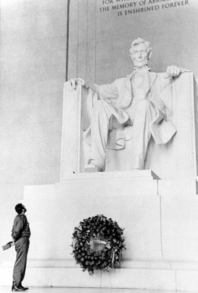 Фидель Кастро возложил венок к мемориалу Линкольна (1959)