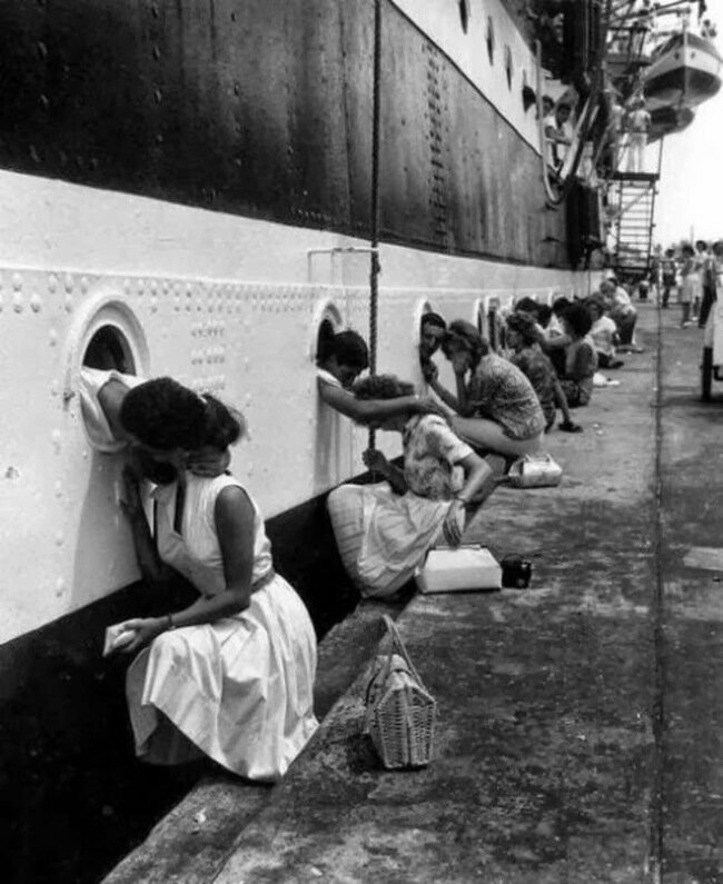 У солдат прощальный поцелуй перед отправлением на Вторую мировую войну