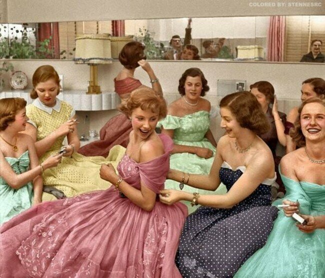 Молодые женщины собрались на домашней вечеринке (1950)