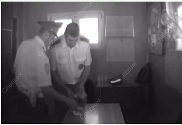 Сотрудники ГИБДД в процессе дележа взяток попали на видео