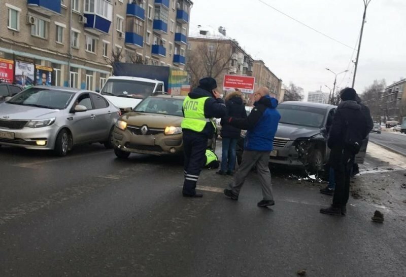 В Казани водитель протащил инспектора за автомобилем и сбежал с места происшествия