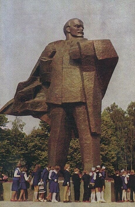 Школьники собираются вокруг памятника В. И. Ленину в Юрмале, Латвия, 1978 год