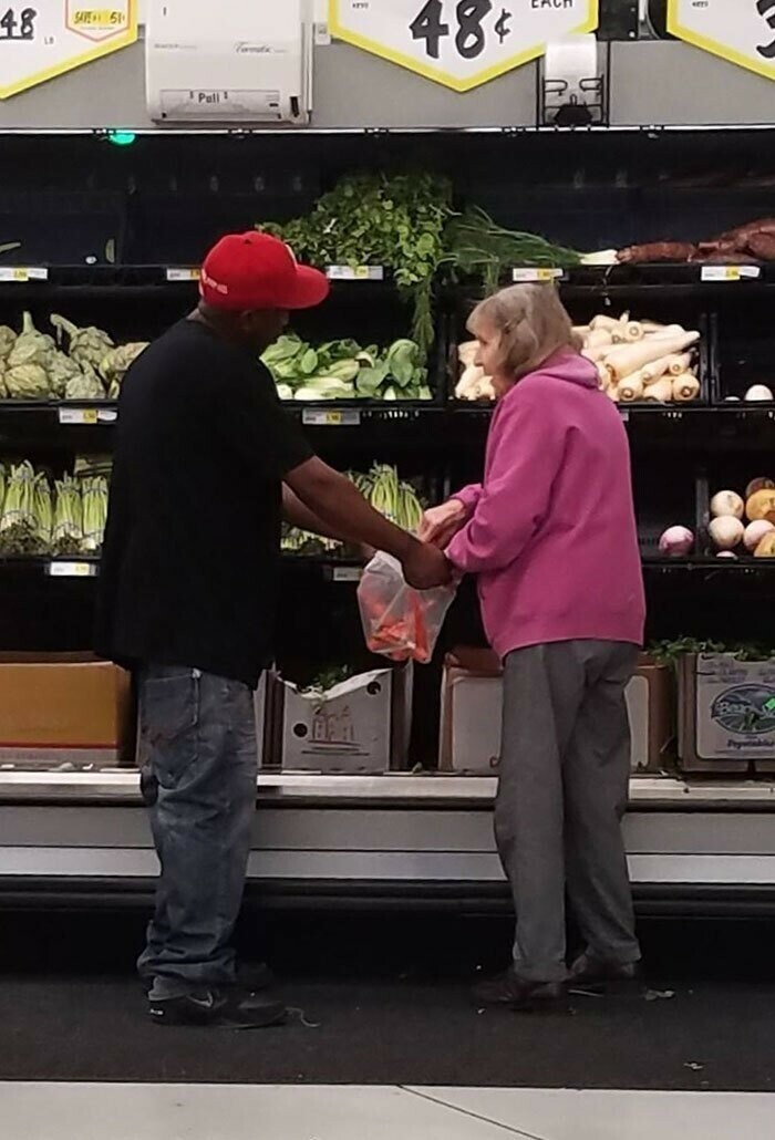 Парень увидел, как тяжело пожилой женщине совершить покупки. Он помог ей приобрести всё необходимое.