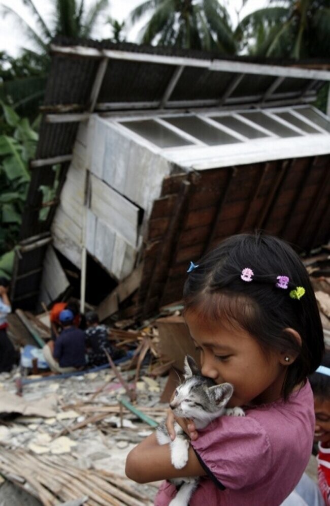 Спасенные после землетрясения в Индонезии.