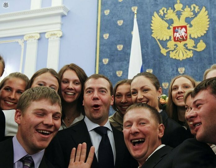 Передвижной цирк уродов пополам с цыганским табором на гастролях по отдаленным хуторам