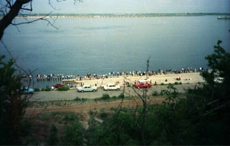 Живая цепь из рыбаков (несколько тысяч) ловит селедку на блесну, Волгоград, 1996 год. 