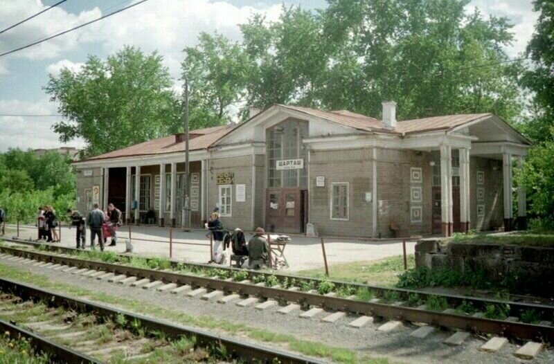 Вокзал станции "Шарташ", Екатеринбург, 1999 год.