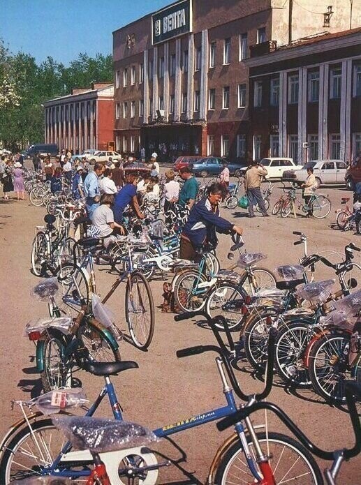 Продажа велосипедов у завода "Велта", Пермь, 1999 год.    