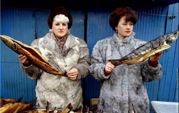 Торговля рыбой на рынке в Петропавловске-Камчатском. Март 1993 г.