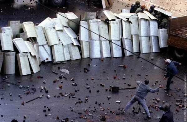 Столкновения участников демонстрации коммунистов с милицией и внутренними войсками. Москва, 1 мая 1993 г.