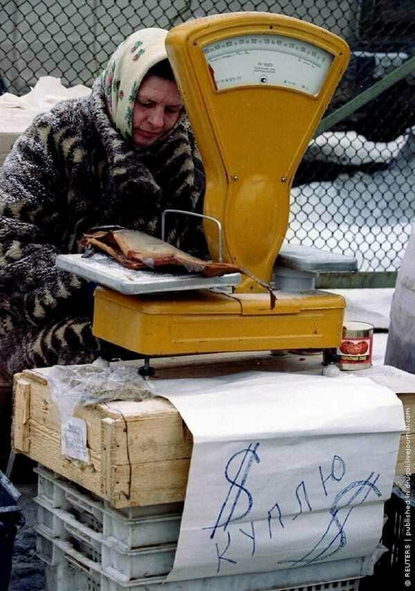 Продавец рыбы. Москва, январь 1994 г.
