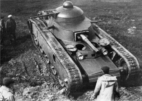 На фото – танк ТГ, верхняя башня повернута в сторону. Хорошо видны обе пушки