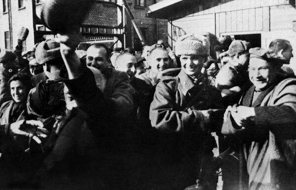 Советские солдаты, освобождающие заключенных Освенцима. Польша. 21 января 1945 г.