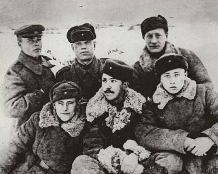 Старший сержант Юрий Никулин на войне с боевыми товарищами. 1940-е..
