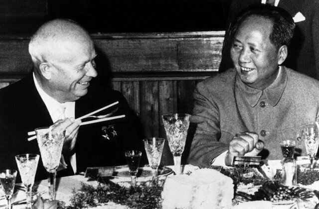 Никита Хрущев ужинает с Мао Цзэдуном. Китай. 1959 г..