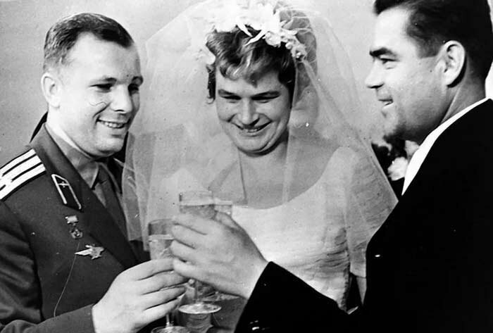 «Я достигла своей детской мечты - я достигла неба». Валентина Терешкова (позывной «Чайка») (в центре)- первая в мире женщина-космонавт выходит замуж за Андрияна Николаева (справа). 3 ноября 1963 г.