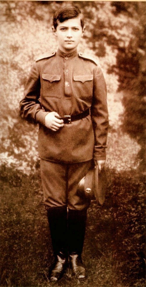 Наследник Цесаревич и Великий Князь Алексей Николаевич Романов, сын царя Николая II. 1916 г. Изображение