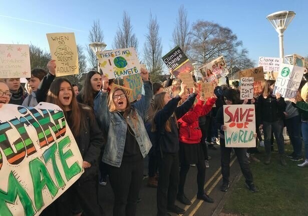 Английские школьники вышли на уличные протесты