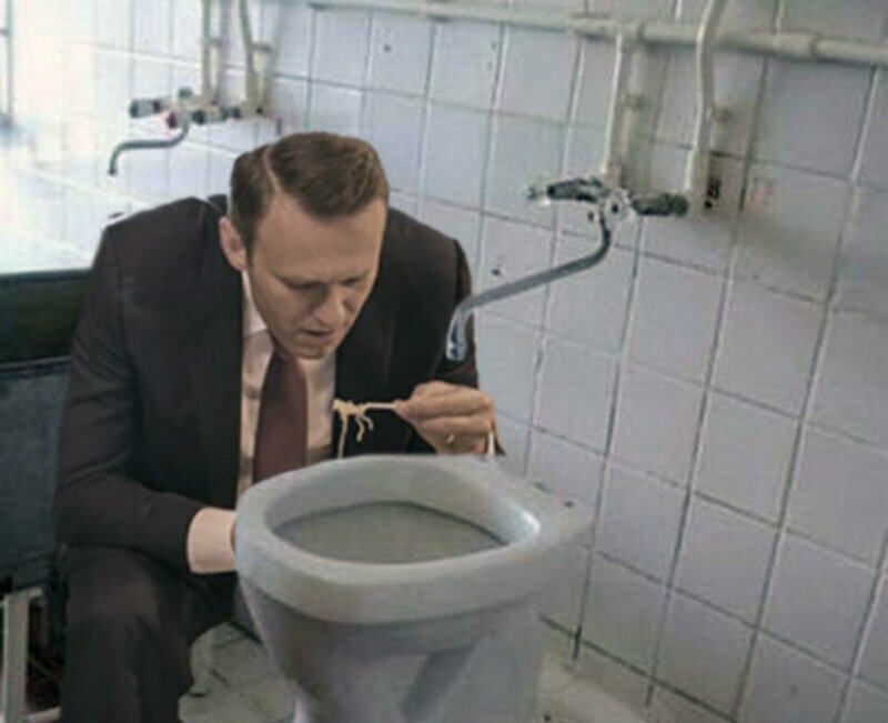 Редкое фото: Навальный лично проверяет качество еды по мотивам своего расследования