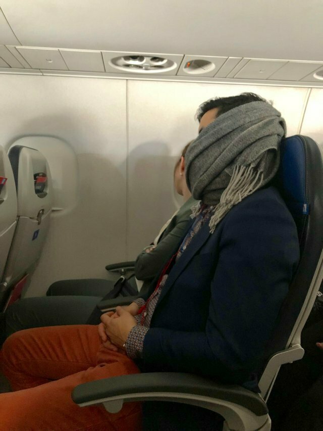 3. "Мужчина в самолете уснул и проснулся от собственного храпа. После этого он закрыл лицо шарфом, из-под которого позже доносился лишь гул"