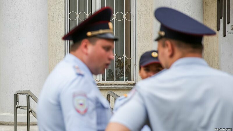 В Москве подростки избили полицейского