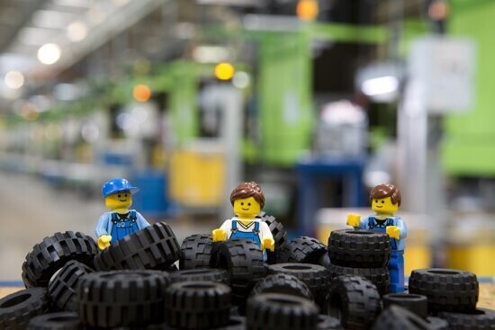 1. Компания LEGO - самый крупный производитель шин в мире