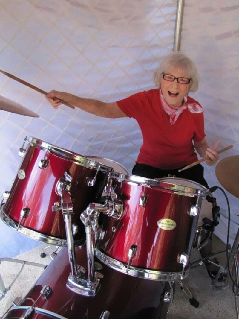 Виола Смит за барабанами в возрасте 100 лет