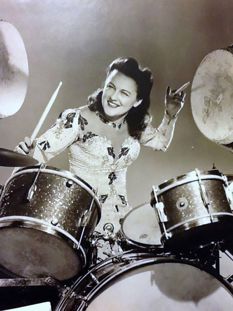 Эта женщина начала играть на барабанах ещё в 1920-х годах, и этим она занимается до сих пор, даже в свои 106 лет