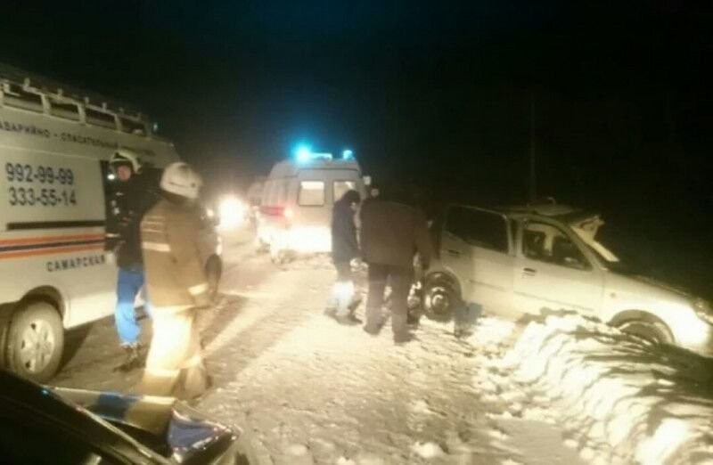 Женщину зажало в машине после столкновения с фурой в Самарской области