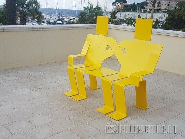 Самые необычные уличные скамейки