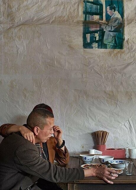Работники за бесплатным обедом в столовой города Пэнчжэнь, Китай (Саймон Урвин, категория "Портфолио")