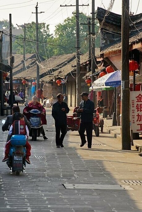 Пешеходы в западном пригороде Чэнду, Китай (Саймон Урвин, категория "Портфолио")