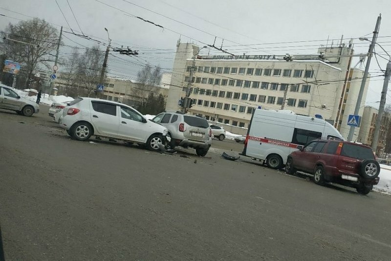Авария дня. В Кирове произошло массовое ДТП с участием скорой