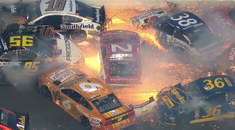 Массовая авария на гонке NASCAR с участием половины пелетона