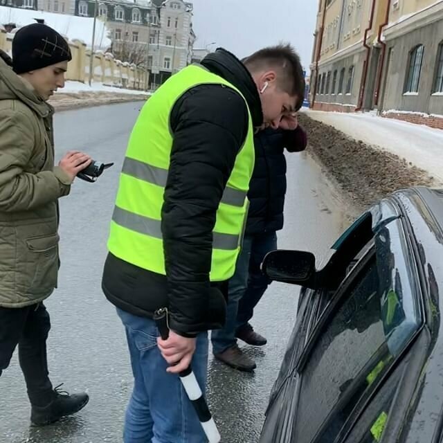 Рейд «ряженный» в Казани!!! Даже сотрудник МВД сразу суёт своё служебное удостоверение!  А вы тоже всем подряд передаёте документы??? 