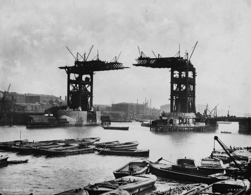 Тауэрский мост, или Тауэр-бридж, — разводной мост в центре Лондона над рекой Темзой, недалеко от Лондонского Тауэра. Открыт в 1894 году